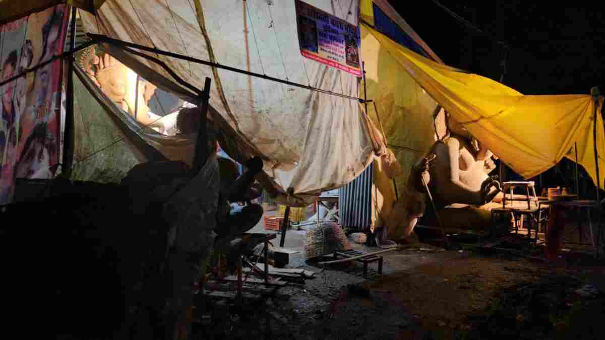 मूर्तिकार की पंडाल में गोली मारकर हत्या: आपसी विवाद आ रहा सामने, वारदात से फैली सनसनी 