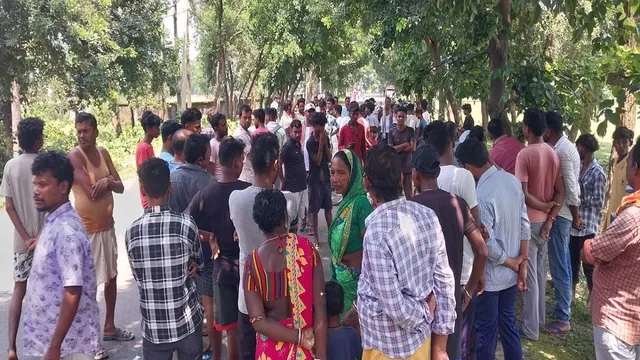 Jamtara Road Accident: पेड़ से टकराई तेज रफ्तार बाइक, 30 वर्षीय युवक की मौके पर मौत, हेलमेट नहीं पहनना पड़ा भारी