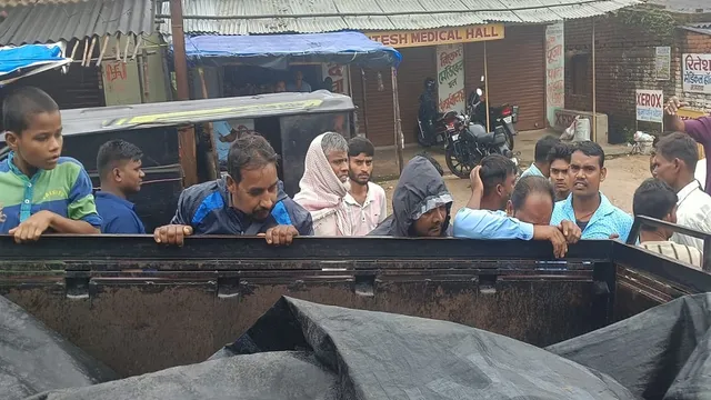 जामताड़ा में मवेशी लदा बोलेरो अनियंत्रित होकर पलटा, 2 लोगों की मौत, 3 बैलों ने भी तोड़ा दम