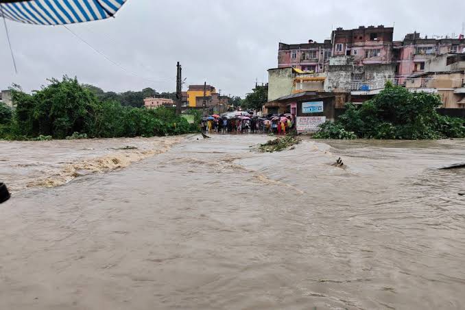 Jharkhand Weather: झारखंड में बारिश-आंधी का कहर, पेड़ और बिजली के पोल गिरे, आज KG से 12वीं तक स्कूल बंद
