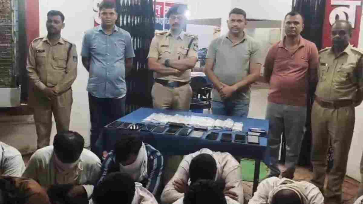 जंगल में चल रहा था ‘हाई-प्रोफाइल’ जुआ: पुलिस की संयुक्त टीम ने दी दबिश, 5.55 लाख कैश और गाड़ियां छोड़कर भागे कई आरोपी