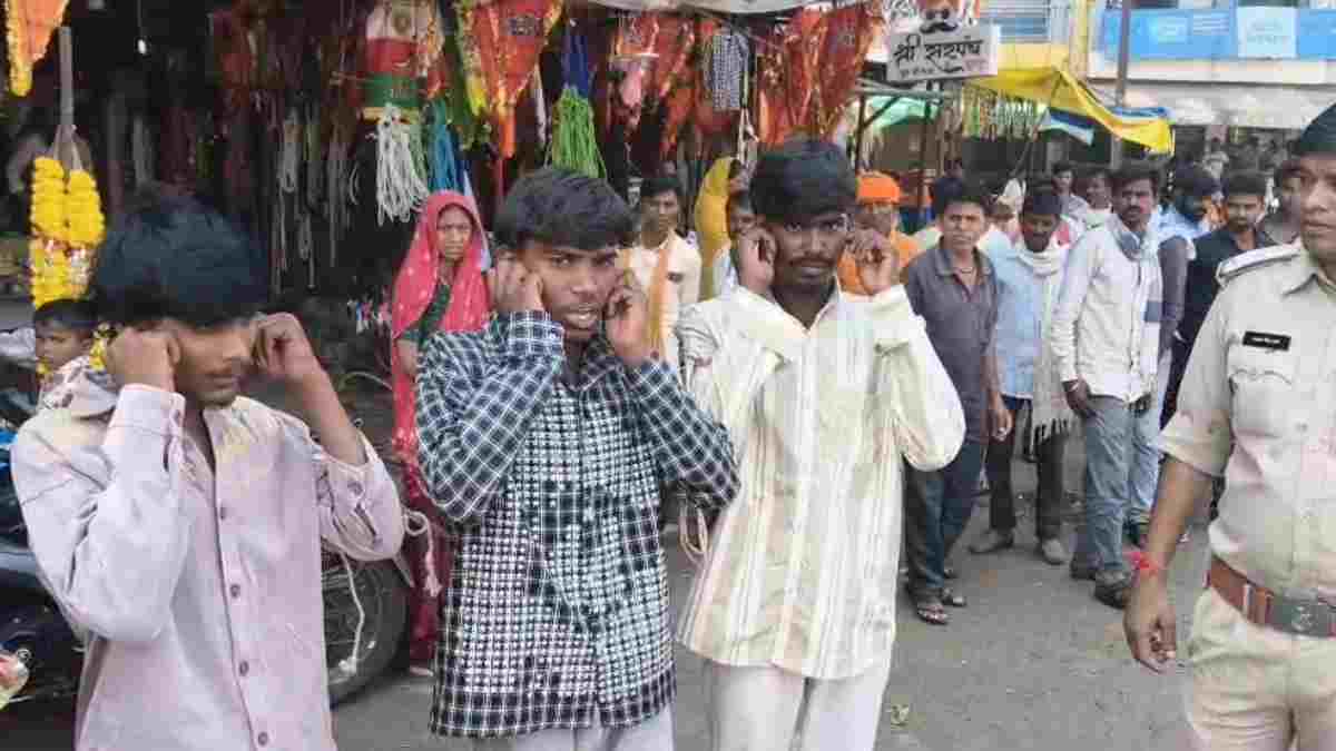 लड़कियों से छेड़छाड़ पड़ी महंगी, पुलिस ने मनचलों का निकाला जुलूस, कान पकड़कर लगवाई उठक-बैठक 