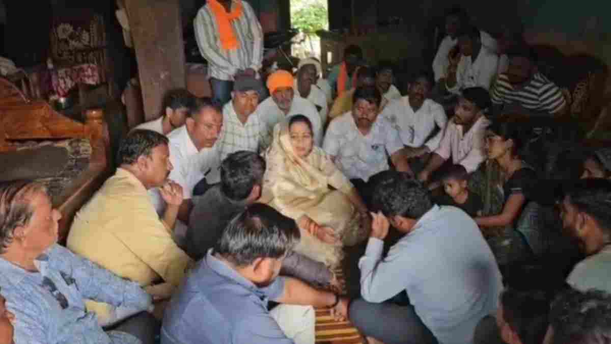 खंडवा में सरपंच पति की हत्या का मामला: पीड़ित परिवार से मिलने विधायक पहुंचीं बोरखेड़ा गांव, SP से फोन पर कहा- आरोपियों को जल्द पकड़कर मामले का करें खुलासा 