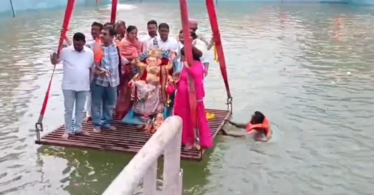 खंडवा में धूमधाम से हो रही बप्पा की विदाई: मंत्री विजय शाह ने की भगवान गणेश की आरती, क्रेन पर चढ़कर विसर्जन स्थल का जायजा