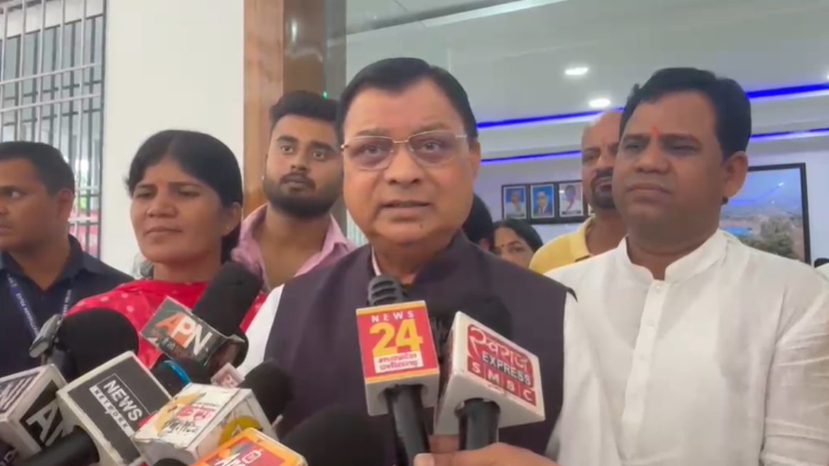 झीरम घाटी फैसले पर सियासी वार: कांग्रेस के सवालों पर मंत्री देवांगन का पलटवार, कहा- ‘जेब में सबूत’ थे तो 5 साल सत्ता में रहते हुए चुप क्यों रहे?