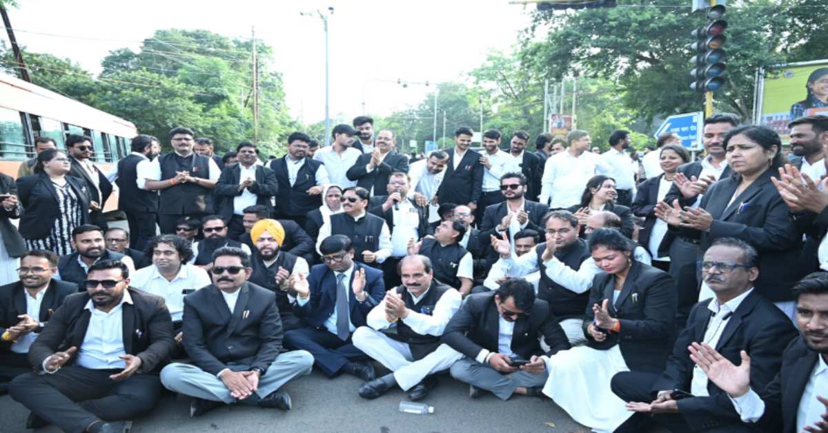 भोपाल में वकील से मारपीट मामले में FIR: एडवोकेट राकेश रावल पर केस दर्ज, TI समेत तीन पुलिसकर्मी निलंबित