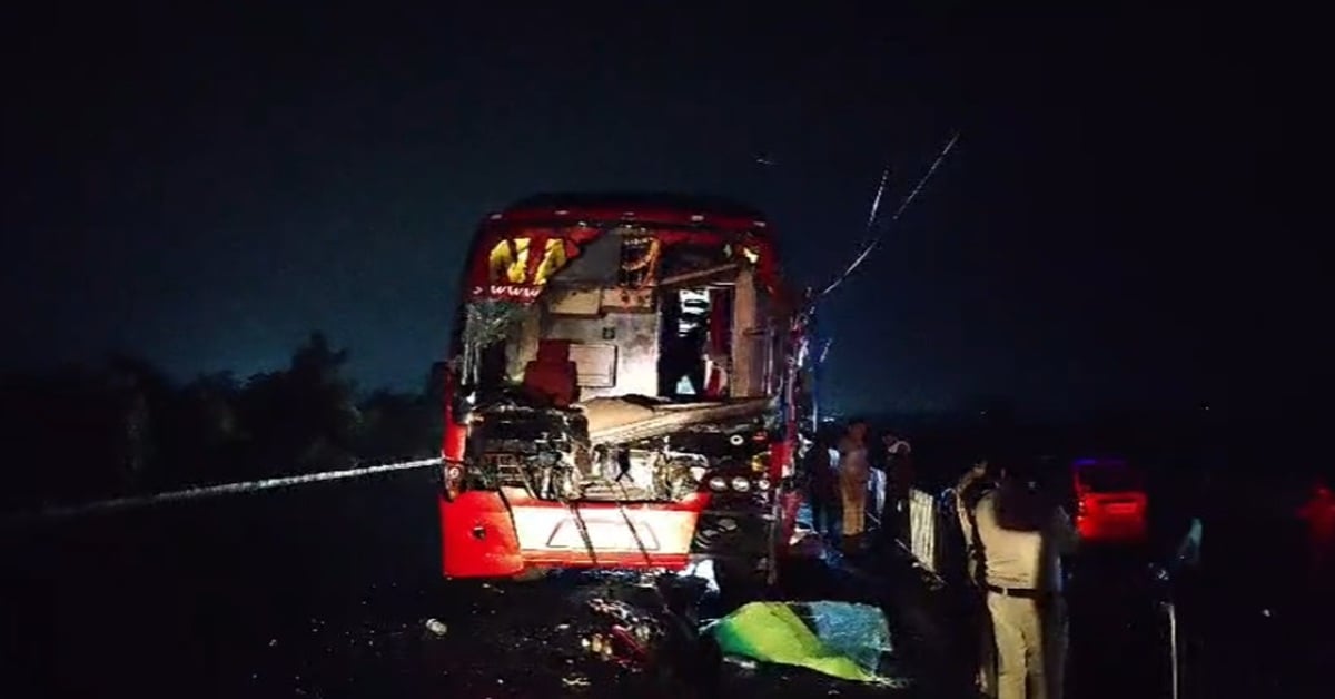 भोपाल-जबलपुर हाईवे पर भीषण हादसा! डंपर से टकराई स्लीपर बस, गैस कटर से काटकर निकाला गया ड्राइवर