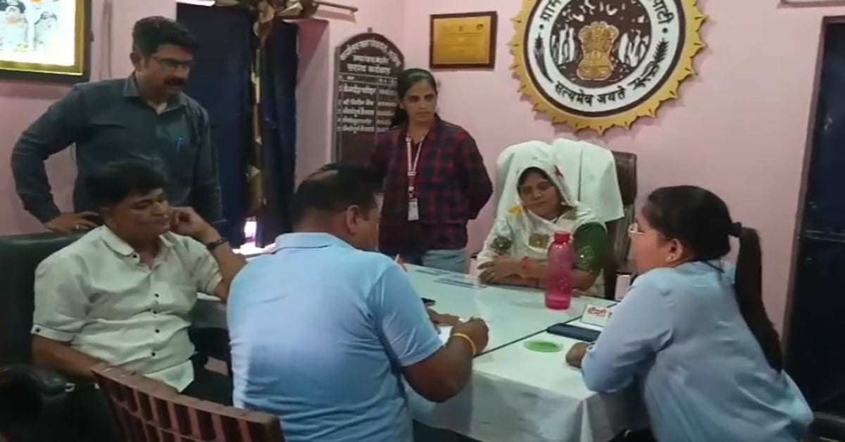 मंदसौर में EOW का शिकंजा! रिश्वत लेते रंगेहाथों धराए सरपंच और सरपंच-पति; NOC के बदले मांगे थे रुपये
