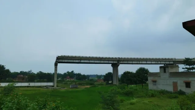 Madhupur News: 70% काम पूरा होने के बाद भी नहीं खुला फ्लाईओवर, करोड़ों खर्च के बावजूद रेलवे फाटक पर जारी परेशानी