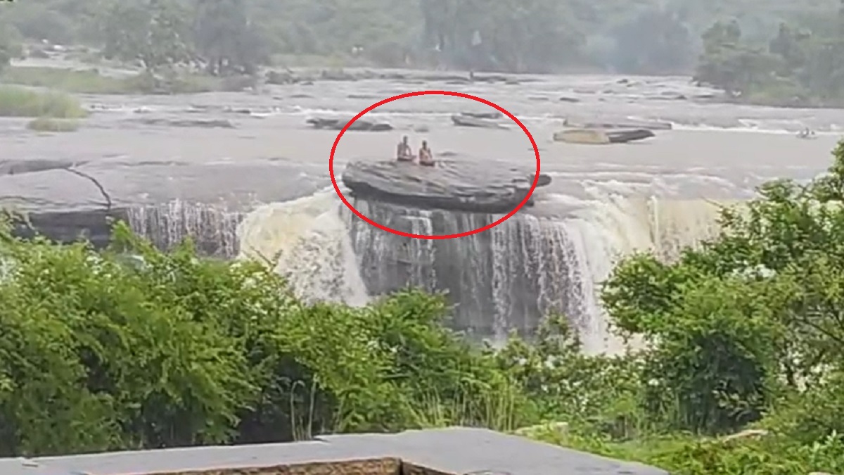 चारों तरफ पानी ही पानी…बीच चट्टान पर फंसे दो युवक, मांझर कुंड वाटरफॉल का खौफनाक VIDEO वायरल