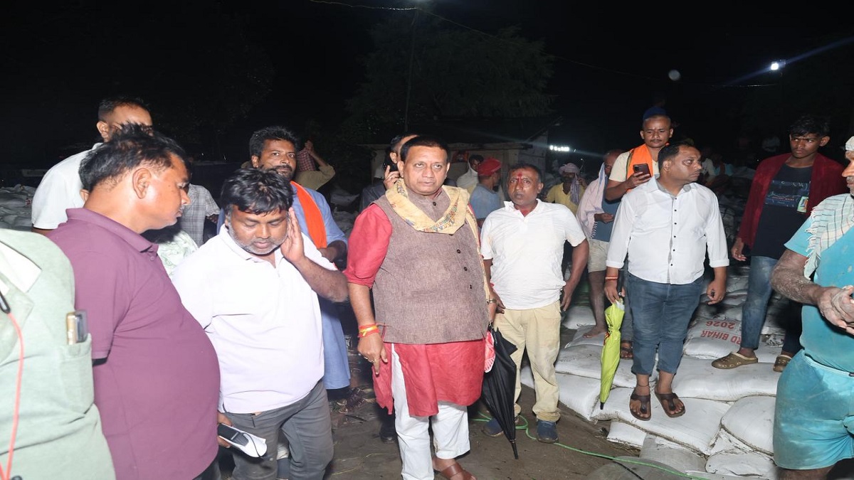 बिहपुर में कटाव प्रभावित बांध का मंत्री ने लिया जायजा, बोले- दिन-रात जारी रहेगा फ्लड फाइटिंग का काम