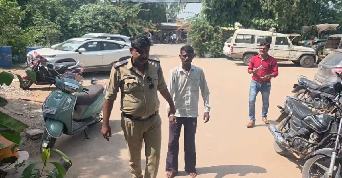 बिस्किट-नमकीन का लालच और हैवानियत… कमरे में बुलाकर अपनी बाहों में भर बैठा वहशी, आपत्तिजनक हालत में देख भड़के लोग!