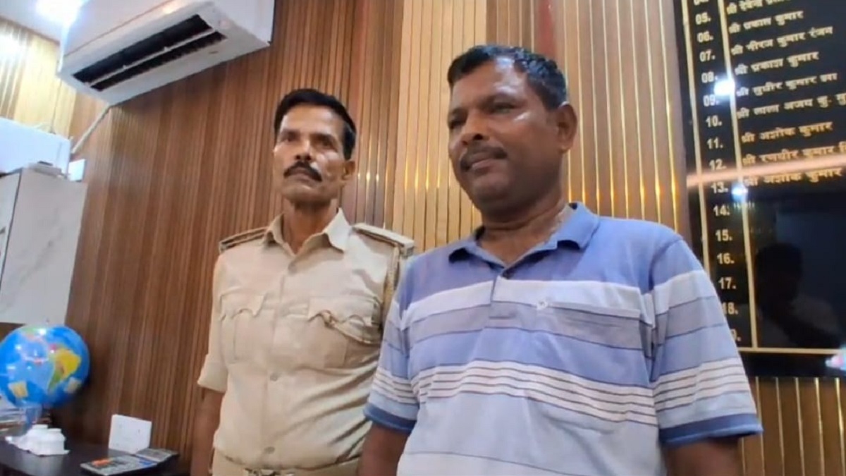 ‘पत्नी का ऑपेशन कराने जाना था, इसलिए पी लिया…’, शराब के नशे में पंचायत का मुखिया गिरफ्तार