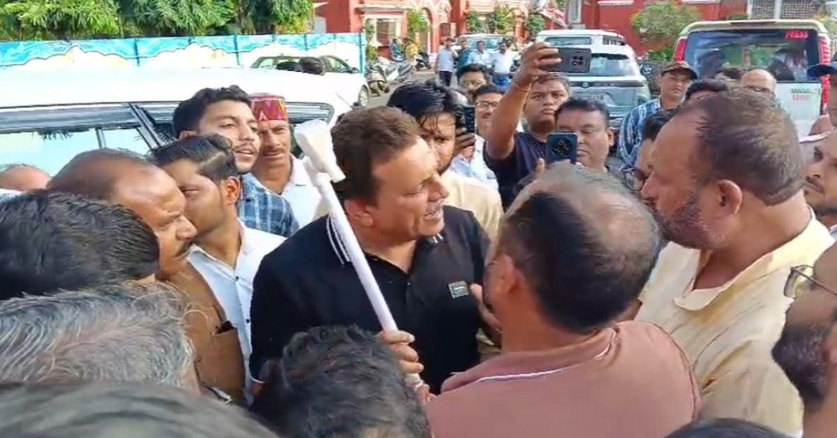 पानी के संकट पर हंगामा: कांग्रेस कार्यकर्ताओं ने नगर निगम का घेराव कर महापौर को भेंट की ‘नल की टोंटी’