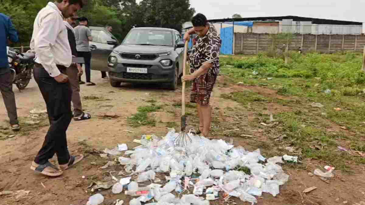 नर्मदापुरम में सड़क किनारे मिला मेडिकल वेस्ट, जांच में जुटे नगर पालिका अधिकारी 