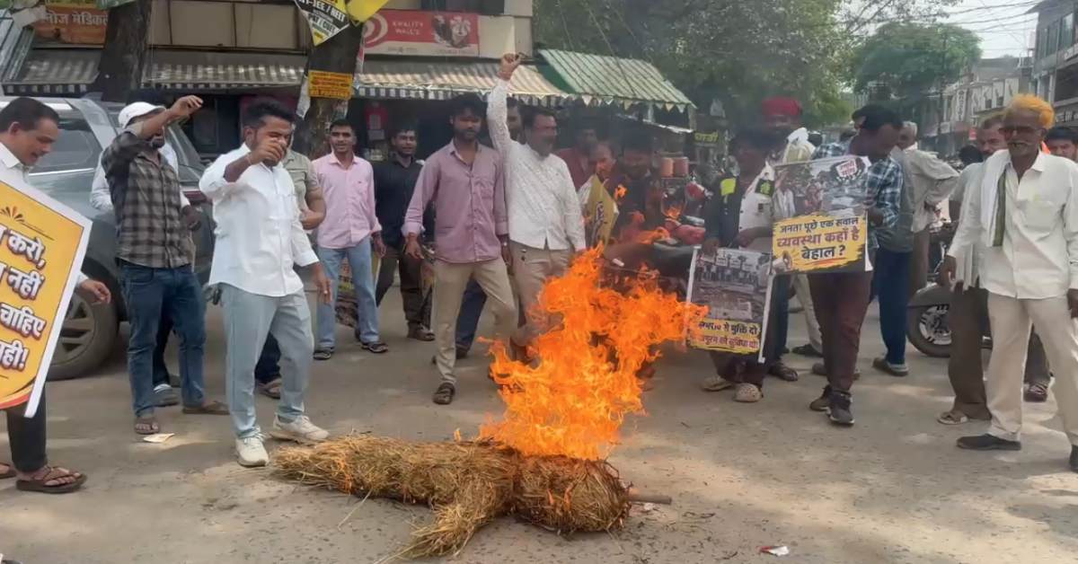 नर्मदापुरम में पुतला दहन के दौरान हादसा, नगरपालिका के दो कर्मचारी झुलसे, FIR की तैयारी