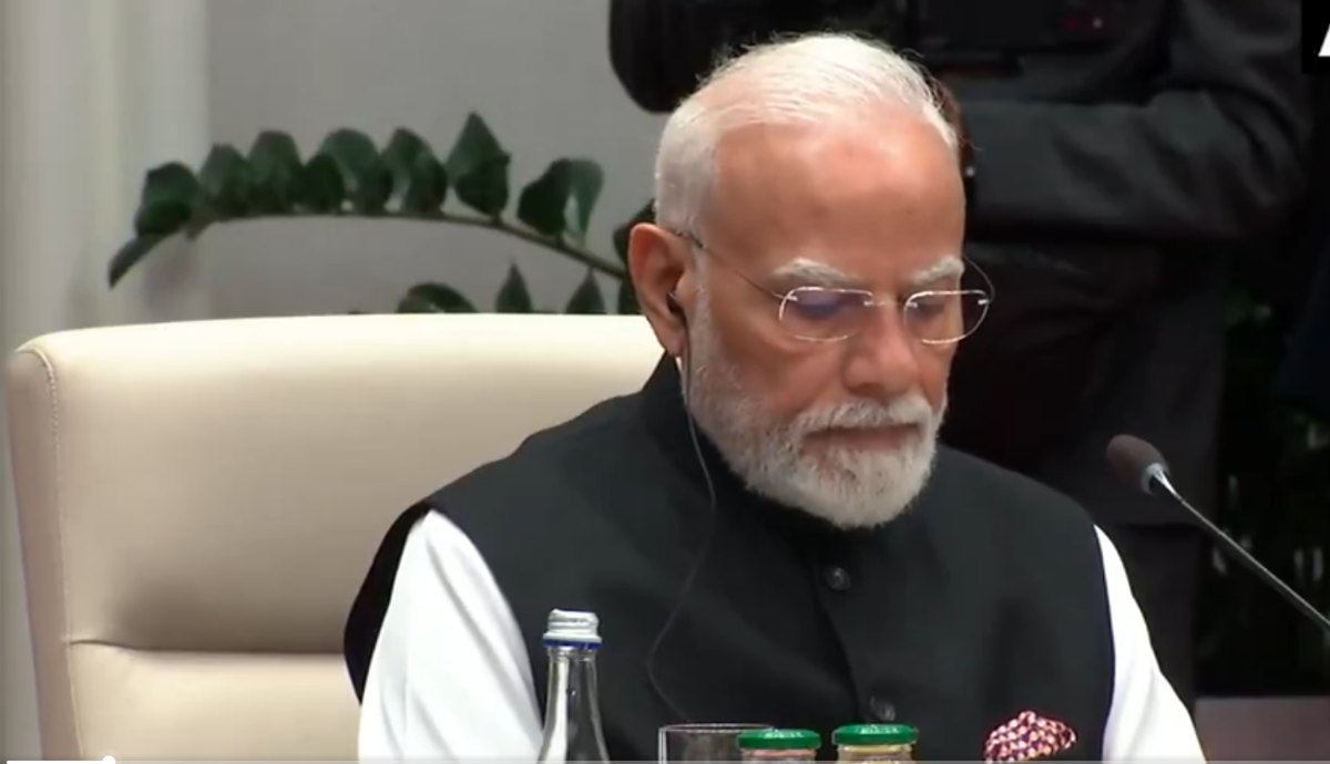 शहबाज शरीफ के सामने पीएम मोदी आतंकवाद पर डबल स्टैंडर्ड रखने वाले देशों पर बरसे, बोले- टेरर फंडिंग को खत्म करना होगा