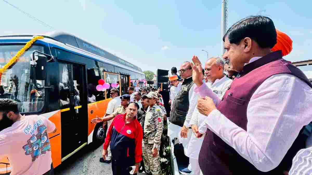 CM डॉ. मोहन की बड़ी सौगात: महाकाल लोक से पीएम ई-बस सेवा को दिखाई हरी झंडी, उज्जैन दर्शन सेवा का भी किया शुभारंभ