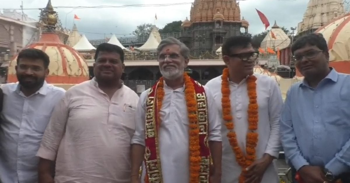 महाकाल की शरण में पवन खेड़ा, दर्शन के बाद बोले- RSS से हिंदू धर्म को बचाना है