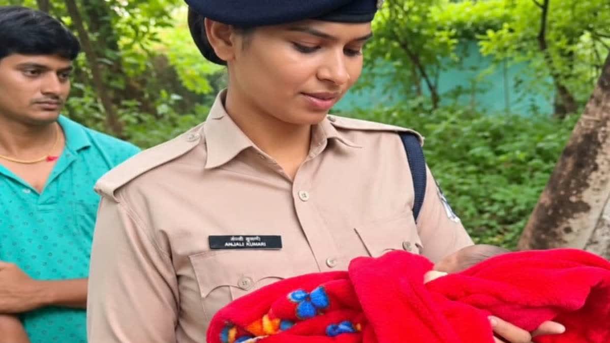 पेड़ के पास कपड़े में लिपटा मिला नवजात, रोने की आवाज सुनकर बची जान, CCTV से तलाश में जुटी पुलिस