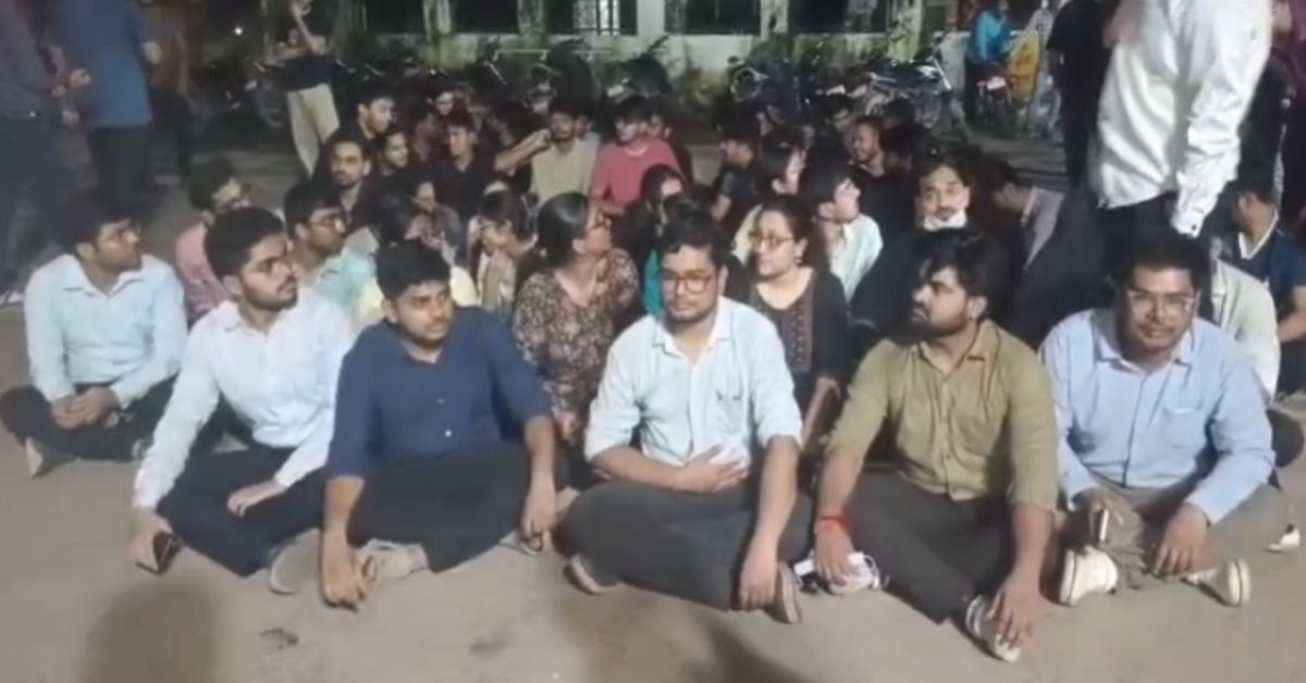 रीवा SGMH के ICU में डॉक्टर से मारपीट, धरने पर बैठे रेजिडेंट्स, बोले- ‘हम सुरक्षित नहीं तो इलाज कैसे करें?’