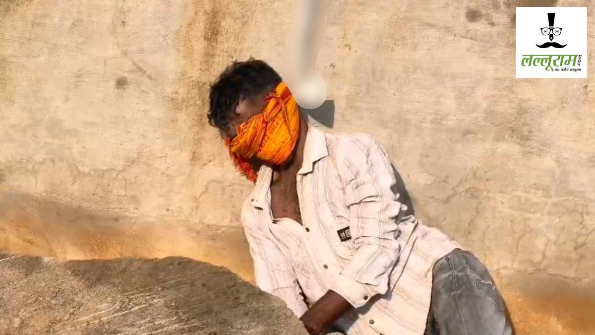 Raipur Breaking News : राजधानी में होर्डिंग पोल से लटका मिला युवक का शव, सिर पर चोट के निशान