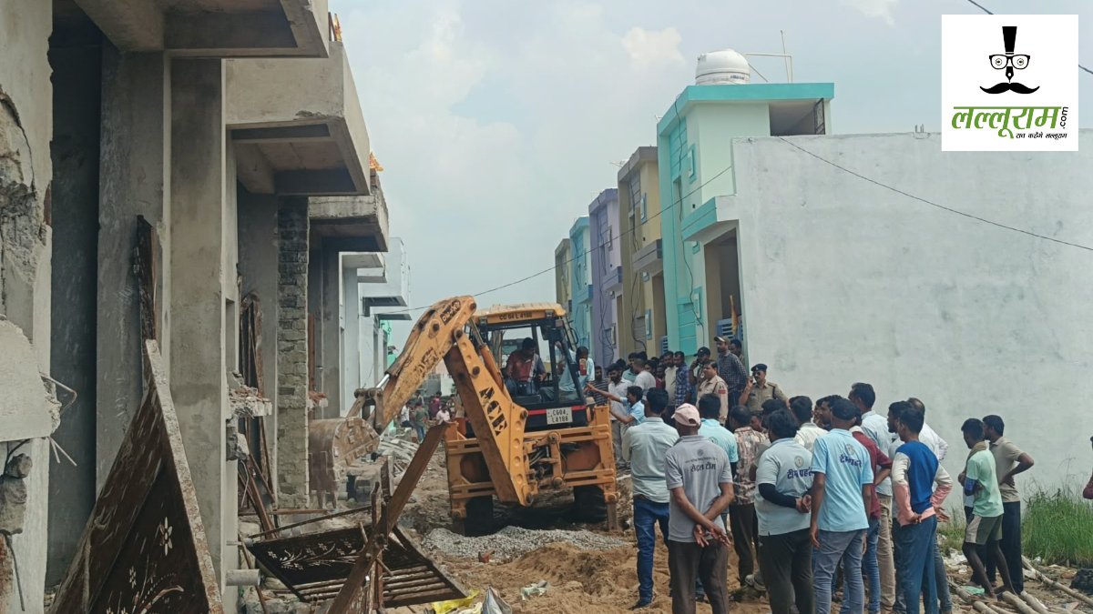 Raipur Bulldozer Action : रावतपुरा फेस-2 में बुलडोजर लेकर पहुंची निगम टीम, बिना नक्शा पास कराए बनाए गए 40 मकान