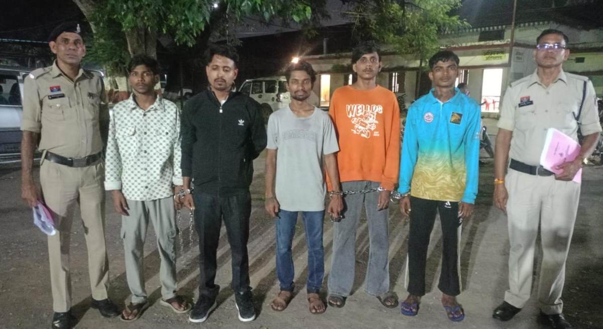 चाकू की नोंक पर राहगीरों को लूटने वाले गिरोह पर पुलिस ने कसा शिकंजा, नाबालिग समेत 5 युवकों को दबोचा, वारदात में इस्तेमाल एक्टिवा और KTM बाइक जब्त