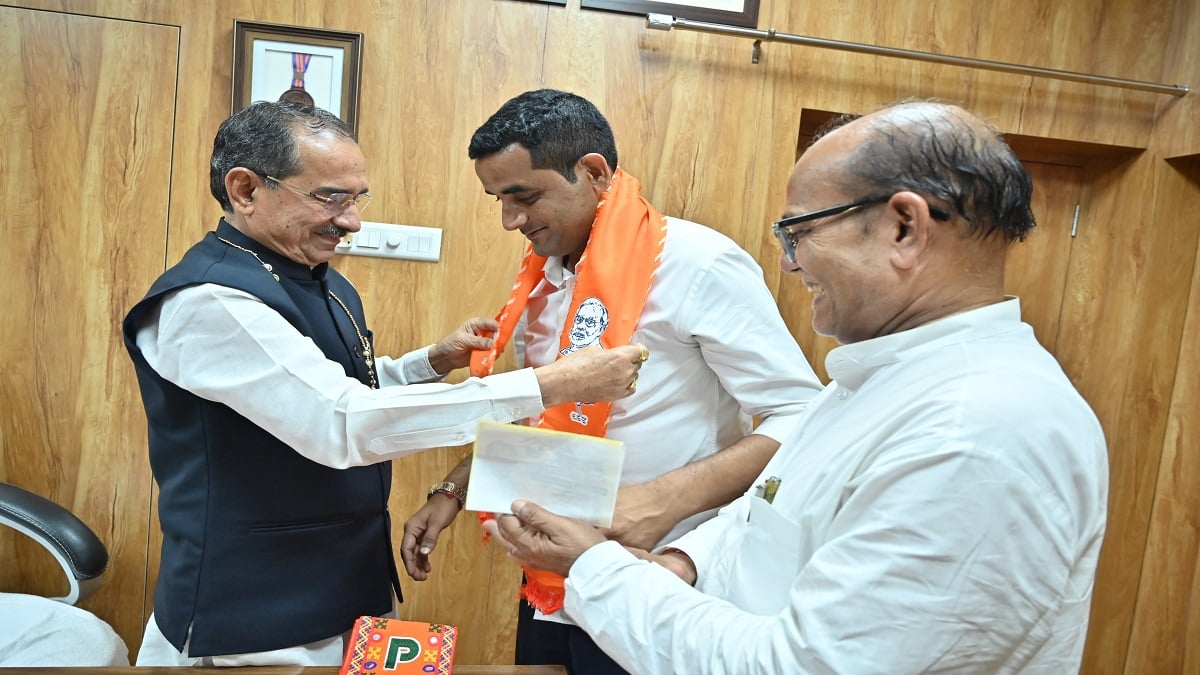 BJP का दुपट्टा, फिर कांग्रेस का वीडियो… रईस खान को लेकर क्यों उलझा मामला?
