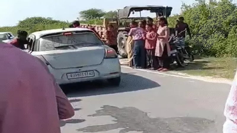 मोड़ पर अचानक पलटी ट्रैक्टर-ट्रॉली, अंदर दबे थे कई लोग, मौके पर मच गई चीख-पुकार, 4 की मौत