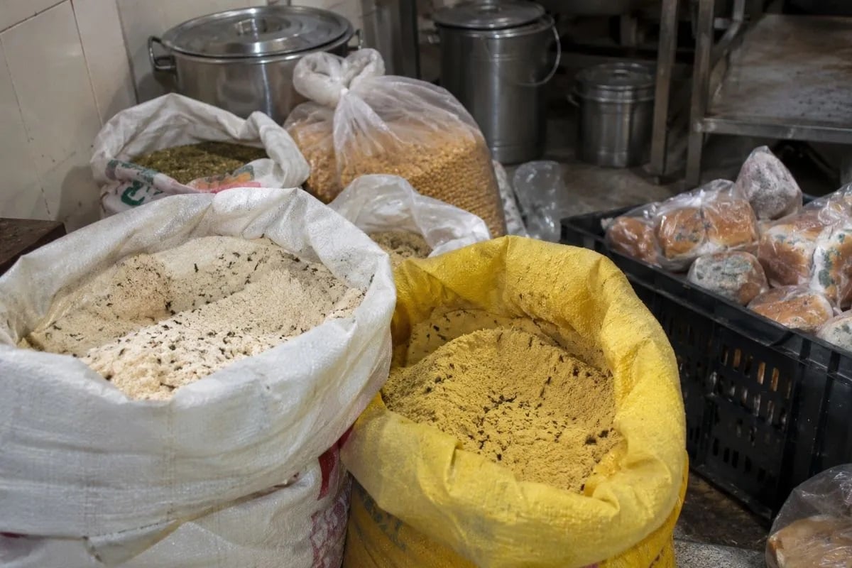 Hospital Canteen News: मेडिकल कॉलेज की मैस में 70 किलो सामान में मिली इल्लियां, फंगस लगी ब्रेड भी मिली