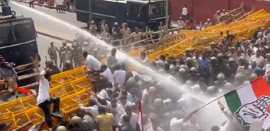 Rajasthan Politics: वोट चोरी के खिलाफ जयपुर में कांग्रेस का मार्च, बैरिकेडिंग पर भिड़ंत के बाद पुलिस ने चलाई वाटर कैनन