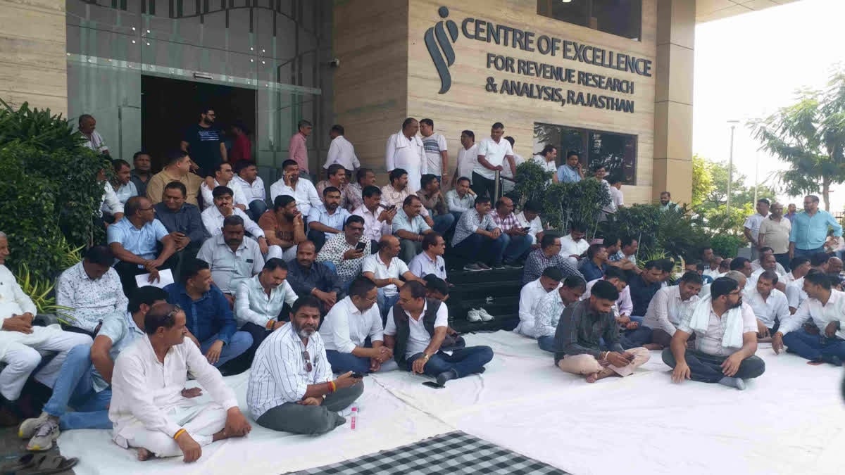धरने पर क्यों बैठे शराब ठेकेदार? टेट्रा पैक, गारंटी और दुकान के समय को लेकर बढ़ा विवाद