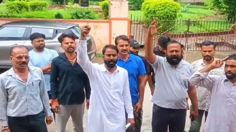 चुनाव में चप्पल मिली तो भड़के निर्दलीय! बूंदी कलेक्ट्रेट में जमकर नारेबाजी
