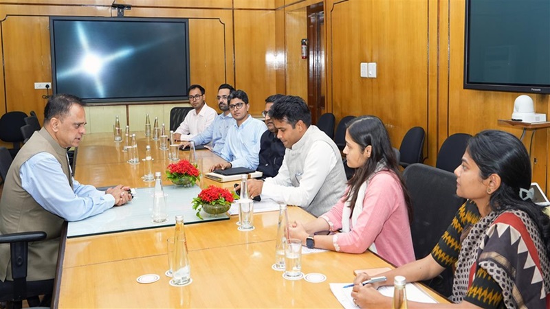 कलेक्टर दफ्तर छोड़ें, मैदान में उतरें! मुख्य सचिव ने 7 जिलों के युवा अफसरों को दिए ये निर्देश