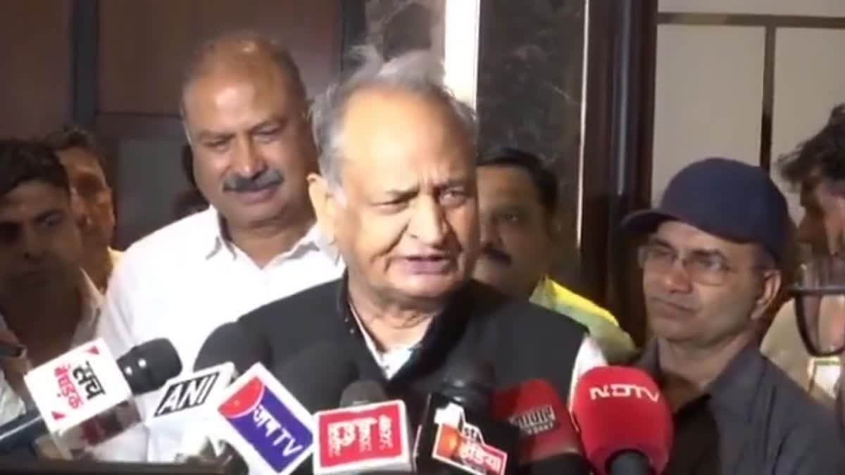 CM के रोड शो पर गहलोत का तंज, बोले- आखिर क्यों करना पड़ रहा है प्रचार?