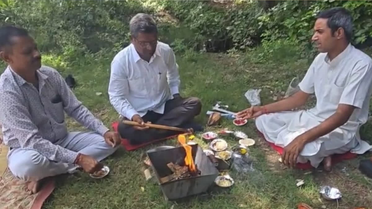 गांधी प्रतिमा के सामने यज्ञ, डोटासरा के इस्तीफे की मांग, कांग्रेस नेता ने क्यों उठाया ये कदम?