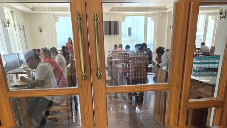 ईवीएम में किस्मत बंद होते ही शुरू हुआ बड़ा खेल, पार्षदों की बाड़ेबंदी में जुटी भाजपा-कांग्रेस