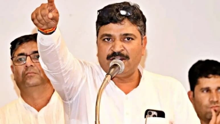 वोट नहीं दिया तो थाने के चक्कर लगेंगे! वीडियो सामने आते ही जूली ने भाजपा को घेरा