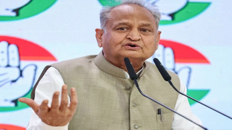 निकाय चुनाव नतीजों के बाद गहलोत का आरोप, पार्षदों पर दबाव बना रही BJP