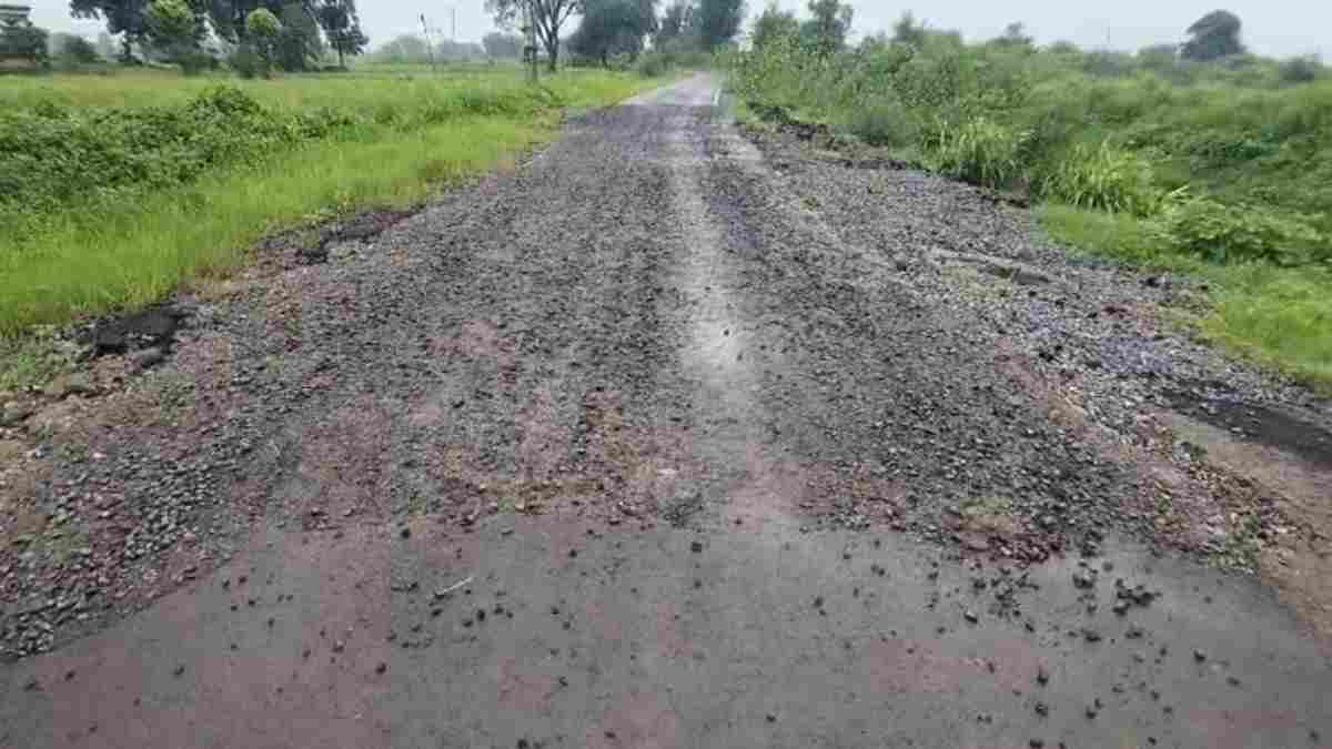 सड़क निर्माण या भ्रष्टाचार ? हरदा में हाथ लगाने से निकल रही गिट्टी-सीमेंट, PWD की कार्यप्रणाली पर उठे गंभीर सवाल 