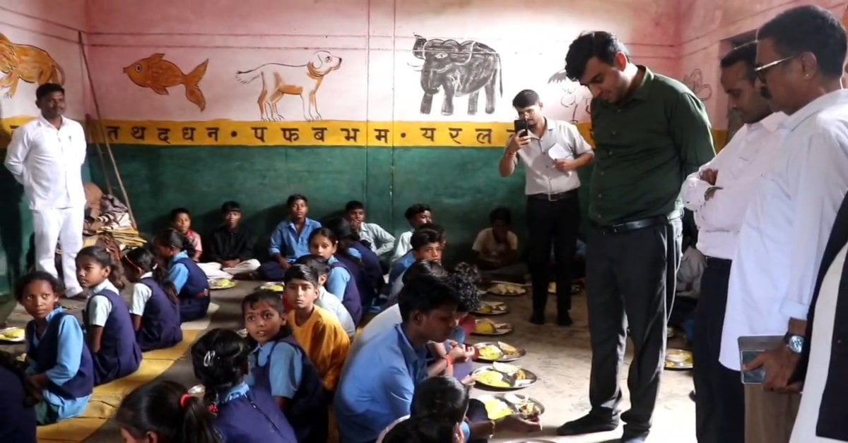 शहडोल कलेक्टर का अनूठा अंदाज! औचक निरीक्षण में बच्चों से सुना पहाड़ा, सवाल-जवाब का VIDEO वायरल