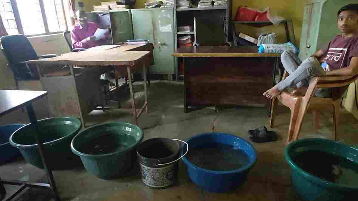 तहसील में ‘डिब्बा मॉडल’… बारिश में छत से टपकता पानी, फाइलों के साथ रखे पानी के टब, कंप्यूटर दे रहे झटके