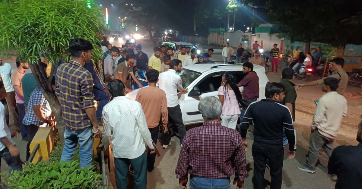 शहडोल की सड़कें बनीं हाईवे: कलेक्टर बंगले के सामने स्कूटी को मारी टक्कर, महिला मोर्चा के नाम वाली गाड़ी से हुआ हादसा