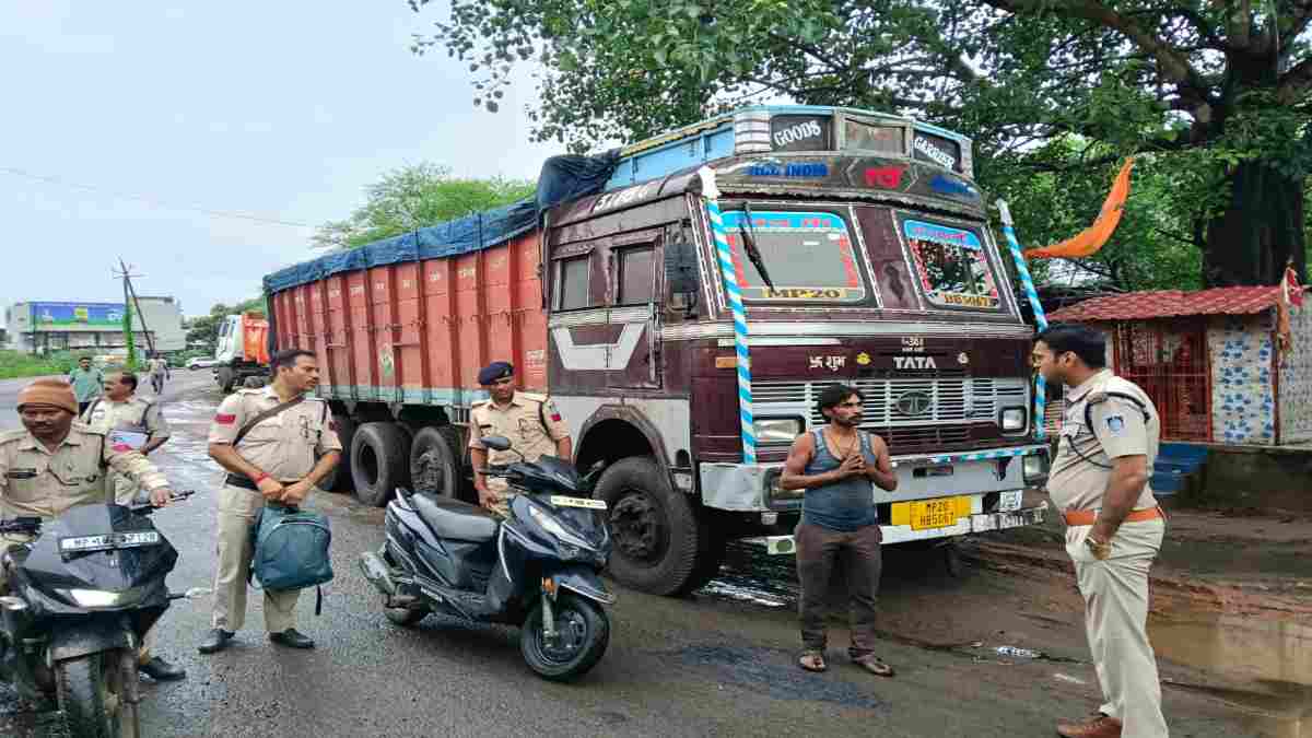 भारी वाहनों ने छीनी सड़क की विजिबिलिटी, हादसे के खतरे पर बुढार पुलिस का एक्शन, विजिबिलिटी बिगाड़ने वाले 4 वाहनों पर कार्रवाई