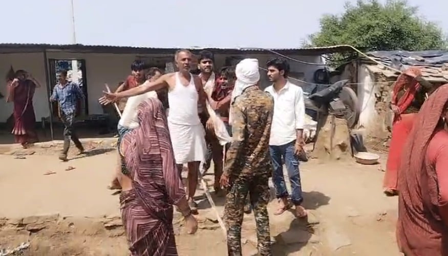 श्योपुर में वन अमले पर ग्रामीणों का हमला: ट्रैक्टर जब्ती की कार्रवाई के दौरान शासकीय वाहनों में तोड़फोड़, हवाई फायर कर बची टीम