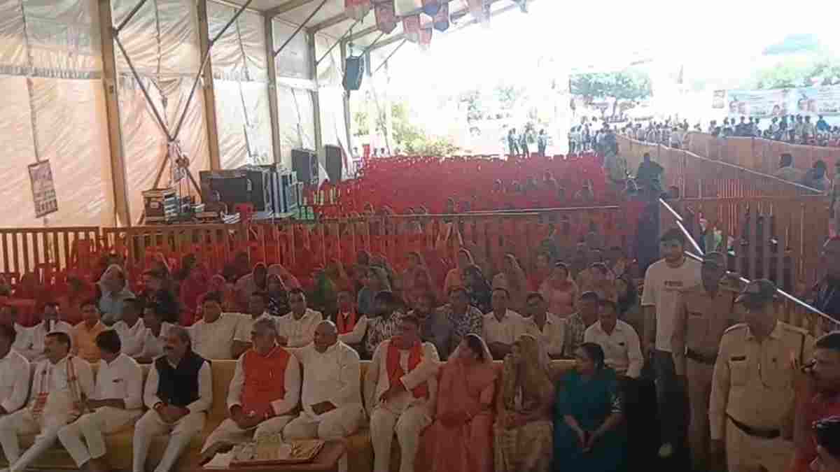 मंत्रियों ने सुनी प्रधानमंत्री के ‘मन की बात’, लेकिन पीछे खाली कुर्सियों ने खोली दावों की पोल