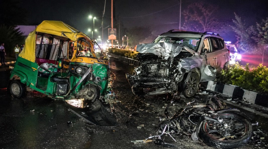 भोलेश्वर दर्शन से लौटते समय कार-रिक्शा और बाइक में भीषण टक्कर, 3 की मौत, 9 घायल