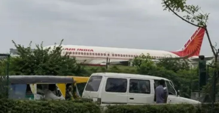सऊदी से दिल्ली आ रही एअर इंडिया की फ्लाइट में बम की धमकी, अहमदाबाद में हुई इमरजेंसी लैंडिंग