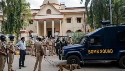 गुजरात में अदालतों को बम से उड़ाने की धमकी, अहमदाबाद और सूरत में सुरक्षा एजेंसियां हाई अलर्ट पर